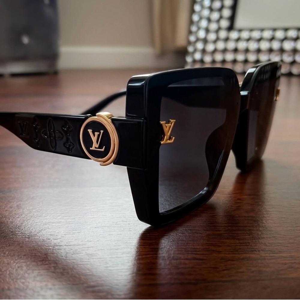 Black Square-Frame Sunglasses with Gold Logo Accent Resort Beach 🏖️